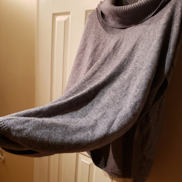 Women's Gray Sleeveless Cowl Neck Poncho Sweater! - Picture 5 of 10